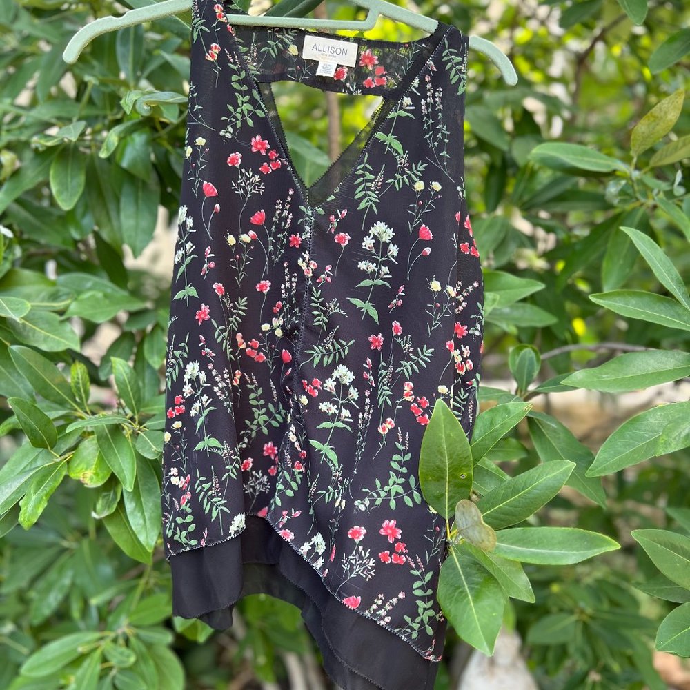 Sleeveless v neck floral blouse